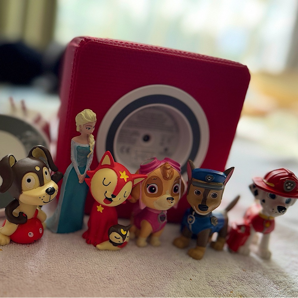 Red Toniebox Starter Set Toddler Audio System w/ ***7 Tonies included***